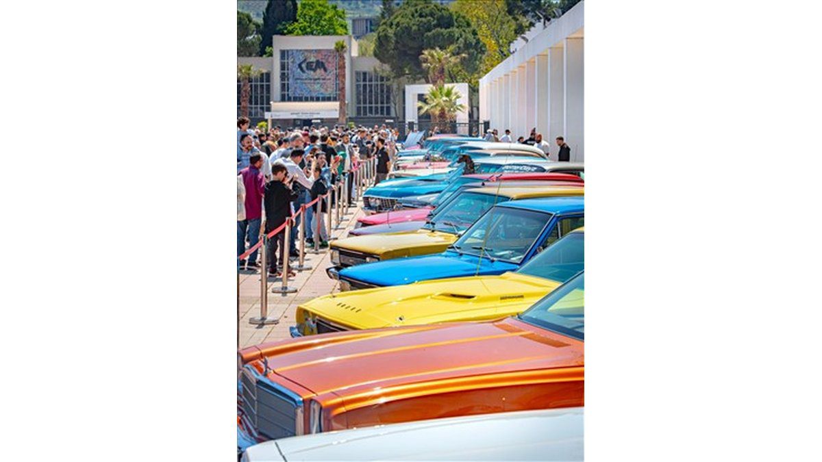 Klasik Otomobil Sergisi Ziyaretçilerini Zaman Yolculuğuna Çıkardı