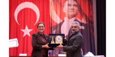 Şair Ve Yazar Ali Ayçil Deü’lü Öğrencilerle Buluştu