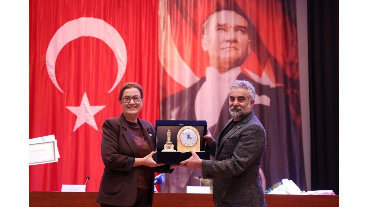 Şair Ve Yazar Ali Ayçil Deü’lü Öğrencilerle Buluştu