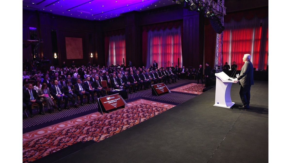 Ticaret Bakanı Ömer Bolat, "Yapay Zeka Çağında E-ticaretin Lojistiği Zirvesi"nde Konuştu: