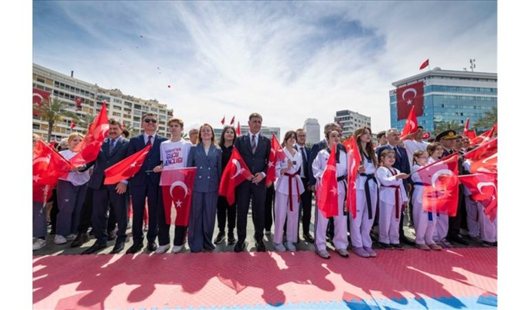 Her Yer Türk Bayrağı, Her Yer Atatürk
