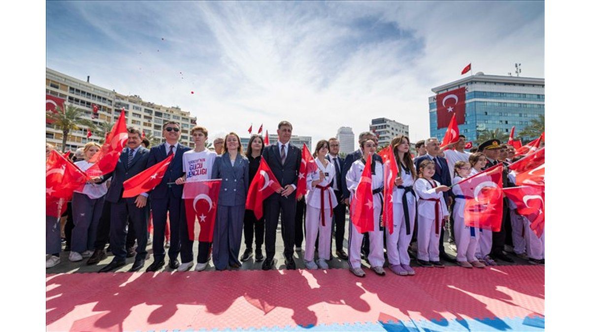 Her Yer Türk Bayrağı, Her Yer Atatürk
