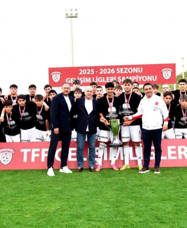 İzmir'de Yapılan U16 Gelişim Ligi Şampiyonu Beşiktaş Oldu