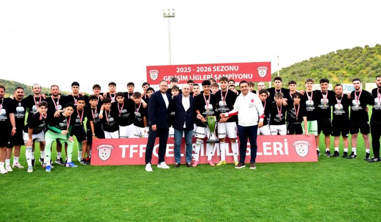 İzmir'de Yapılan U16 Gelişim Ligi Şampiyonu Beşiktaş Oldu