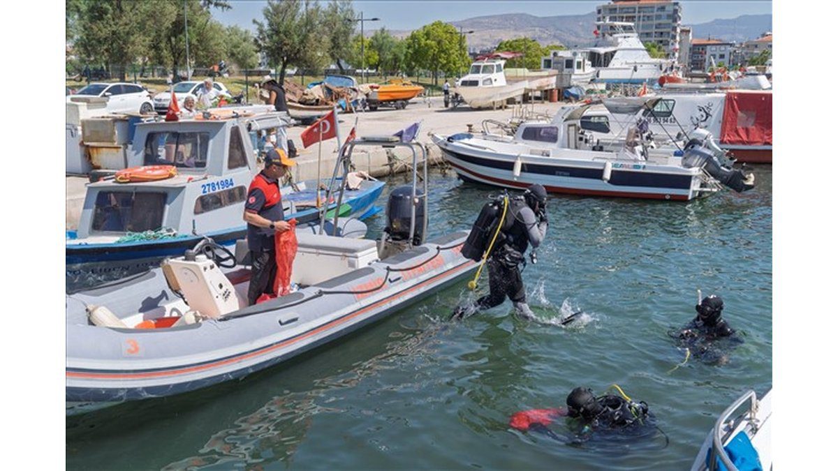 Araba Lastiği, Masa, Sandalye De Çıktı Klozet Kapağı Da