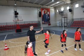 Çiğli Atatürk Kapalı Spor Salonu Yenilenen Yüzüyle Sporculara Kapılarını Açtı