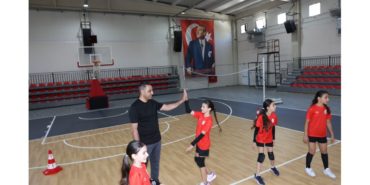 Çiğli Atatürk Kapalı Spor Salonu Yenilenen Yüzüyle Sporculara Kapılarını Açtı