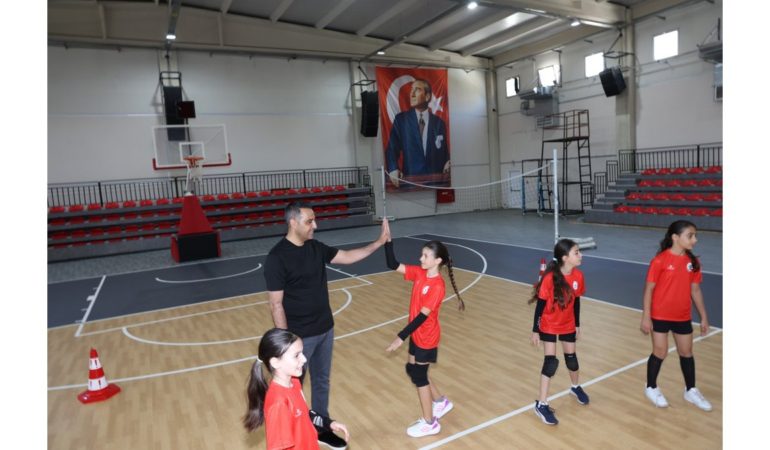 Çiğli Atatürk Kapalı Spor Salonu Yenilenen Yüzüyle Sporculara Kapılarını Açtı