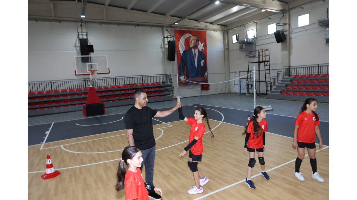 Çiğli Atatürk Kapalı Spor Salonu Yenilenen Yüzüyle Sporculara Kapılarını Açtı