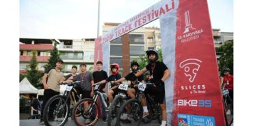 Karşıyaka Belediyesi’nden Türkiye’de Bir İlk: Heyecan Dolu Pump Track Gece Yarışı!