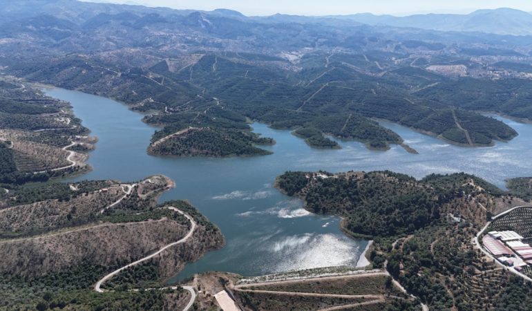 Seferihisar’da Baraj Suyu Sulama Sezonu Başladı: 1750 Üreticiye Can Suyu