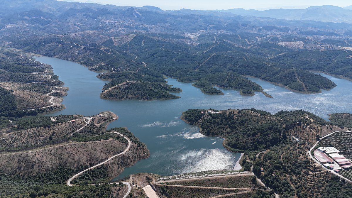 Seferihisar’da Baraj Suyu Sulama Sezonu Başladı: 1750 Üreticiye Can Suyu