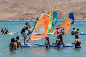 İzmir’de Büyükşehir’den Gençlere Sörf Deneyimi