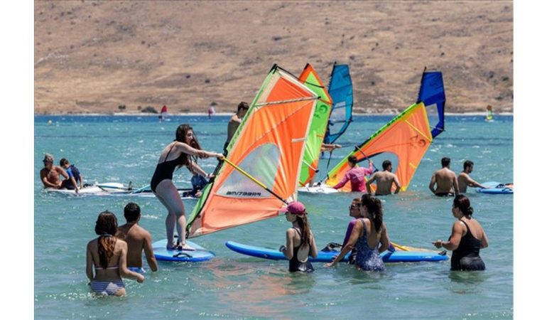 İzmir’de Büyükşehir’den Gençlere Sörf Deneyimi