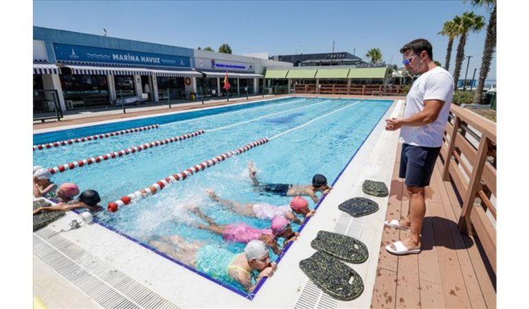 Yüzmeyi Öğreniyor, Yazın Tadını Çıkarıyorlar
