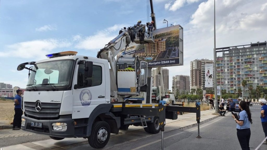 Büyükşehir - Karşıyaka Kavgası İlan ve Reklam Panolarına Sıçradı