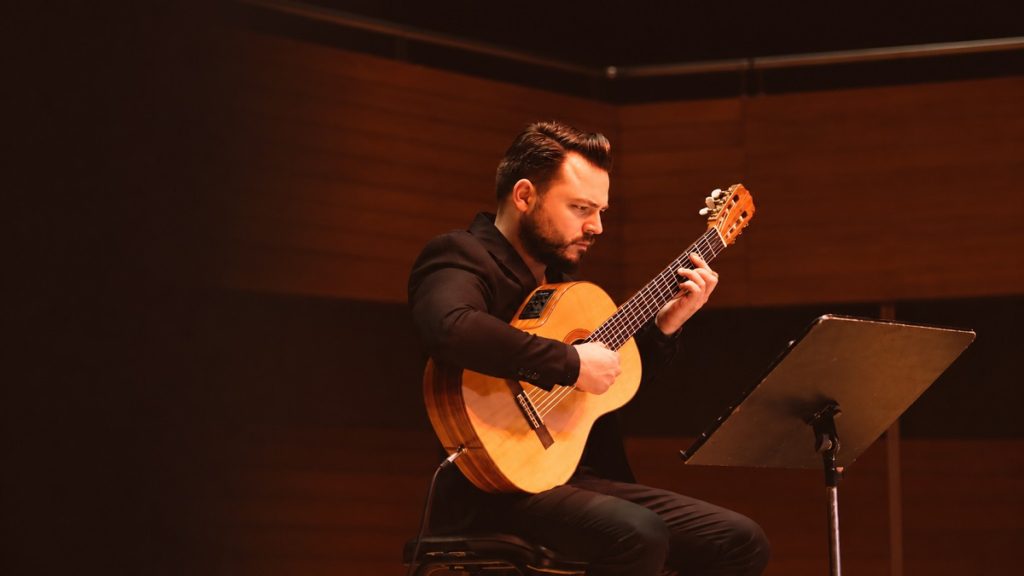 İzmir’de Müziğe Profesyonel Başlangıç: MEB Onaylı Fırat Cantekin Müzik Kursu ile Sanat Dolu Bir Gelecek